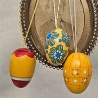 bemalede-paaske-traeaeg-gule-med-dekoration-retro-paaskepynt